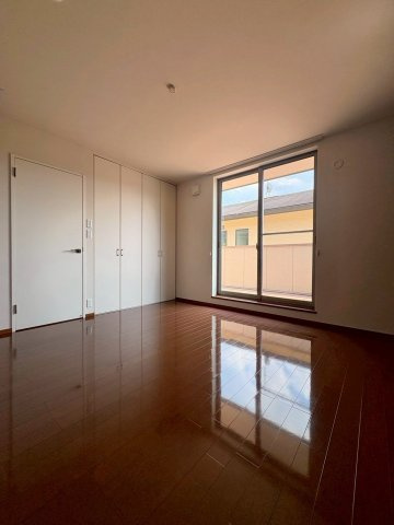 草津市岡本町　中古戸建ての洋室|バルコニーに面した5.3帖洋室。クローゼット付きで、子ども部屋や書斎にもおすすめ。