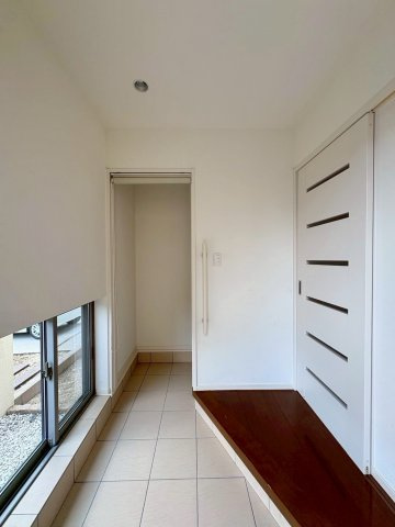 草津市岡本町　中古戸建ての玄関|玄関横にSICを配置。靴や外用品を収納し、生活感を見せにくい玄関を保てます。