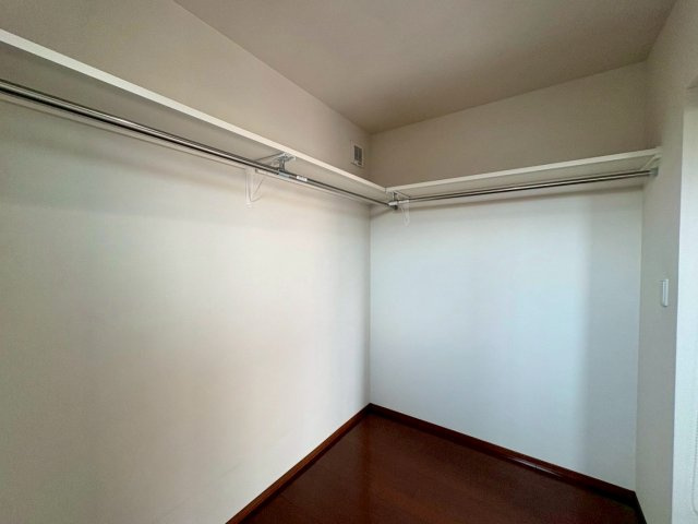 草津市岡本町　中古戸建ての収納|衣類や季節用品をまとめて収納できる大型WIC。主寝室をすっきり保てます。