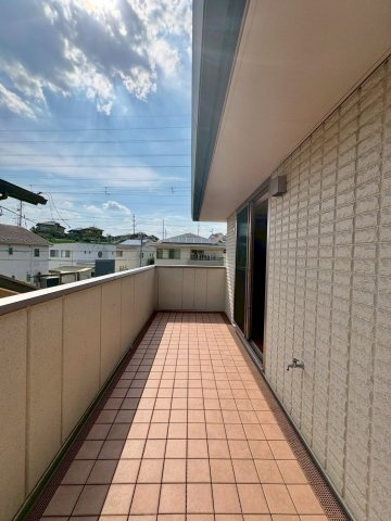 草津市岡本町　中古戸建てのバルコニー|奥行きのあるワイドバルコニー。洗濯物をまとめて干しやすく、便利な水栓も備えています。