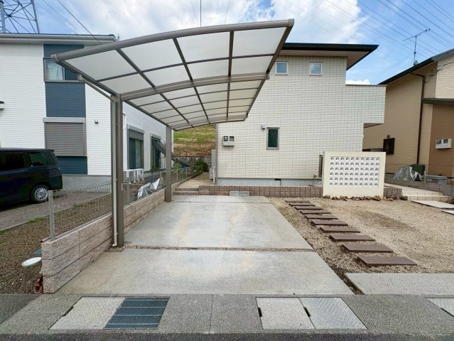 草津市岡本町　中古戸建ての駐車場|カーポート付きの駐車スペース。普通車2台駐車可能で、雨の日の乗り降りもスムーズ。