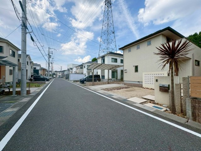 草津市岡本町　中古戸建ての前面道路含む現地写真|整った住宅街の街並み。志津南小学校まで徒歩5分で、子育て世帯にも便利な立地です。