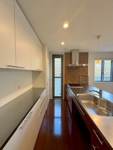 草津市岡本町　中古戸建てのキッチン|シンクとカップボードを平行配置した使いやすいキッチン。収納量と作業動線を両立。