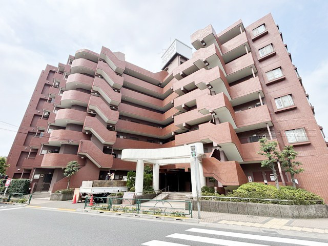 【外観】 | キャニオンマンション西台 | 青空によく映える建物です。手入れの行き届いた外壁やマンション正面エントランスなど、綺麗な姿をぜひ一度、現地にてご覧ください。～即日のご見学可能～　お問合せはお気軽にどうぞ。
