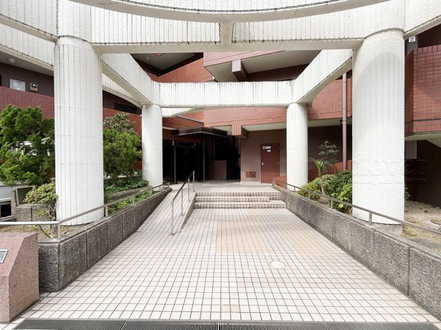 【エントランス】 | キャニオンマンション西台 | マンションの正面エントランス。出入りする人間を癒してくれるマンション入り口であり、その建物の「顔」でもあります。～即日のご見学可能～　お問合せはお気軽にどうぞ。
