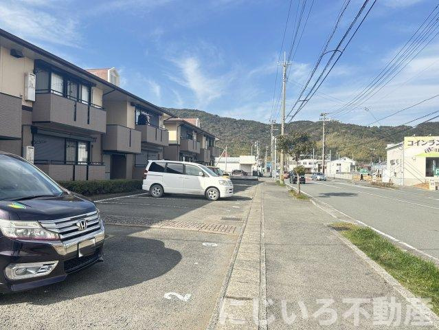 クレールメゾンAの駐車場