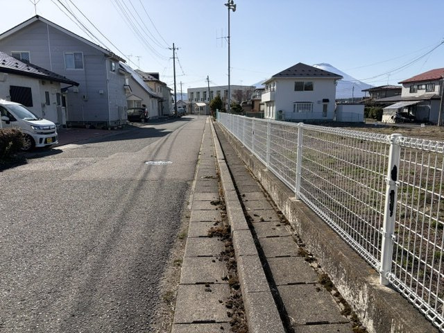 滝沢市葉の木沢山の前面道路含む現地写真