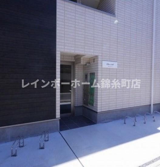 草加市吉町５丁目のアパートのエントランス
