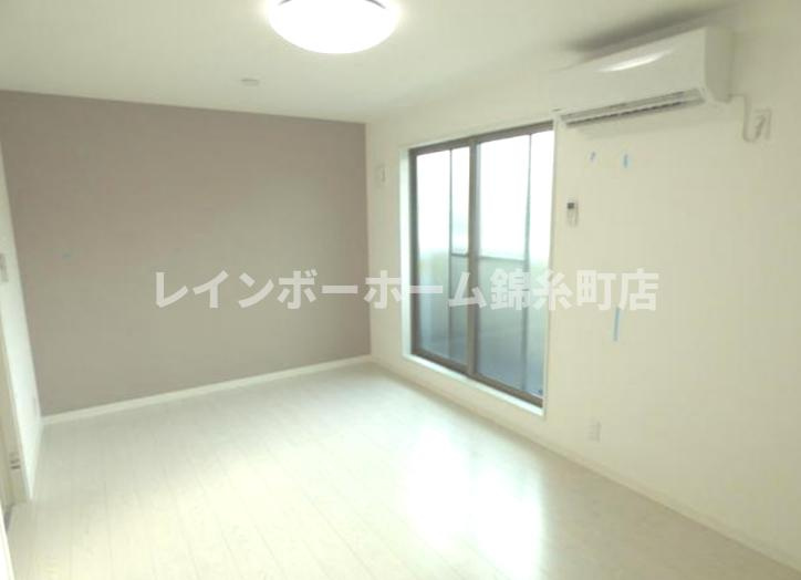 草加市吉町５丁目のアパートの居間・リビング