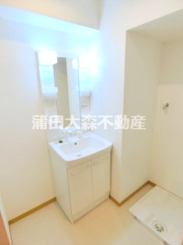 ベルガモット梅屋敷の洗面所|独立洗面台　洗濯機置き場　洗面脱衣所　写真のようにスペースに余裕がありますので、
サイズにもよりますが、肌着やタオルの収納棚も置けます！