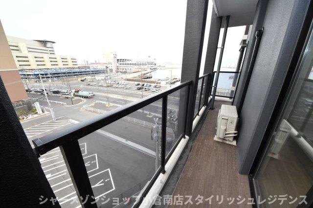 ライブスクエア小倉駅オーシャンテラス508号のバルコニー