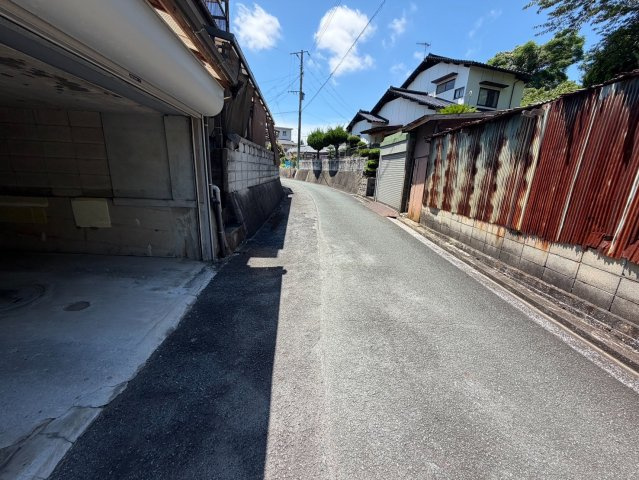 田川市千代町 カーポート　4LDKの前面道路含む現地写真