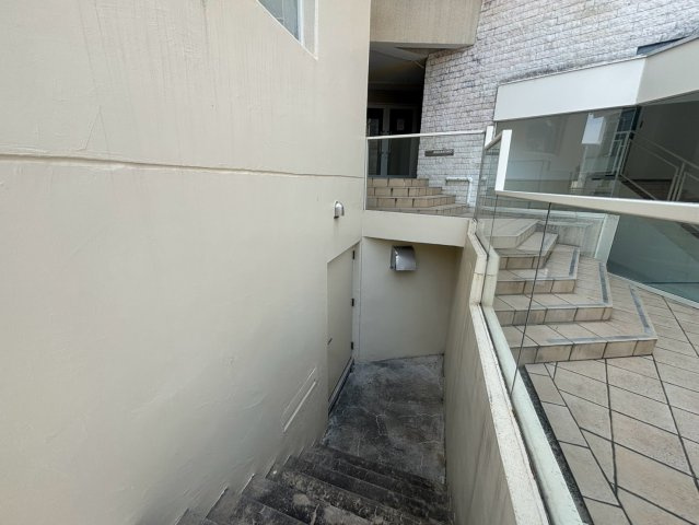 【外観】 | 外から見た非常扉です