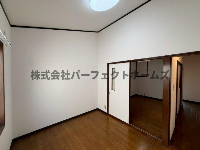 高柳2丁目戸建　賃貸の洋室|落ち着いた色調の洋室です
