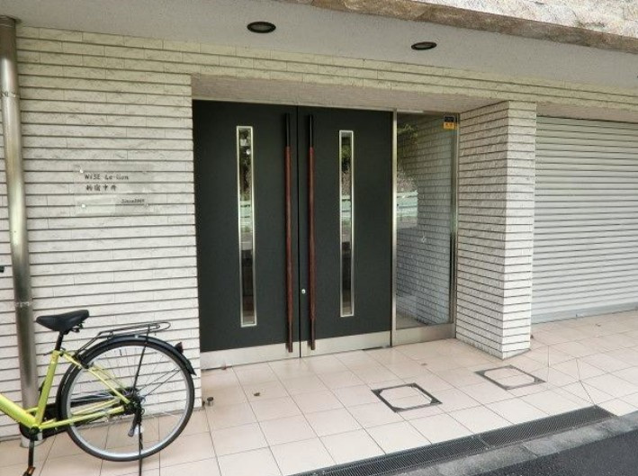 ワイズル・リオン新宿中井のエントランス