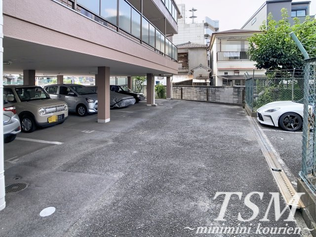 グランジュール香里の駐車場
