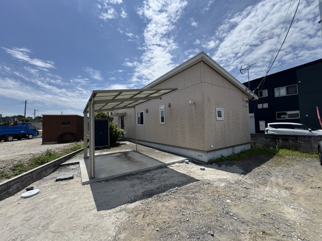 高崎市吉井町下長根　中古住宅の駐車場|駐車場は2台駐車可能です！（1台カーポート付き）