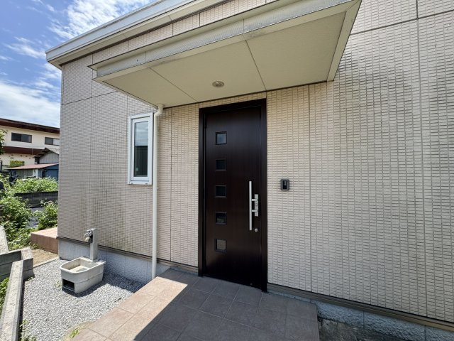 高崎市吉井町下長根　中古住宅の玄関|玄関です。