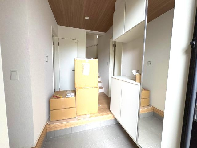 《仲介手数料半額》川越市新宿町３丁目　1号棟の玄関
