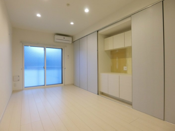 調布市八雲台１丁目の賃貸マンションの居間・リビング|こちらの居間で趣味の時間をお楽しみください
