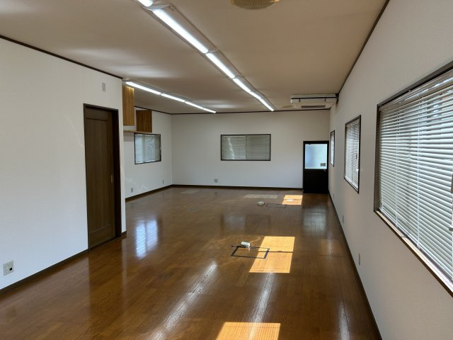 中央３丁目テナントの内装|照明付きです（残置物）