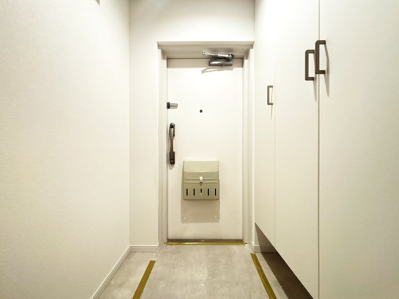 なぎさニュータウン7号棟（4階部分）／仲介手数料無料／内装新規フルリノベーション／現在棟内5件販売中の玄関