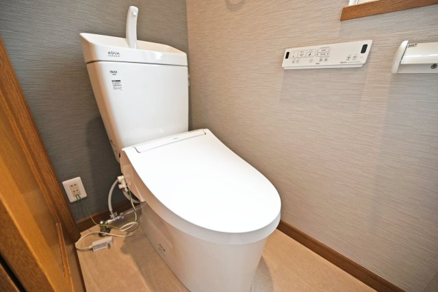 尼崎市南武庫之荘9丁目中古戸建│4SLDKのトイレ|-2階トイレ-
1階と2階それぞれにトイレを配置しており、生活動線に配慮された使い勝手の良い間取りとなっています。