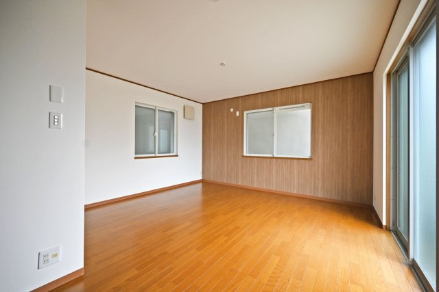 尼崎市南武庫之荘9丁目中古戸建│4SLDKの洋室|-洋室13.7帖-
1階の広々とした洋室は、3面採光で明るく開放感のある空間。日中は自然光に包まれ、快適な住空間を演出します。
