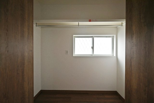 尼崎市南武庫之荘9丁目中古戸建│4SLDKの洋室|-洋室13.7帖-
収納スペースが確保された洋室で、衣類や季節物も整理しやすく、すっきりとした暮らしを実現できます。