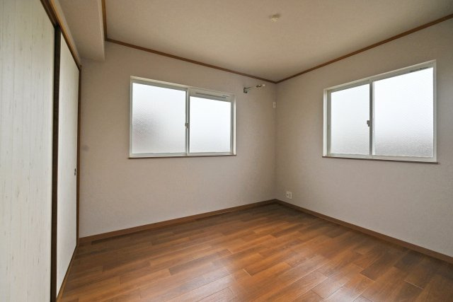 尼崎市南武庫之荘9丁目中古戸建│4SLDKの洋室|-3階洋室5.2帖-
2面採光の明るい洋室。2方向から自然光が差し込み、明るく心地よい空間が広がります。
