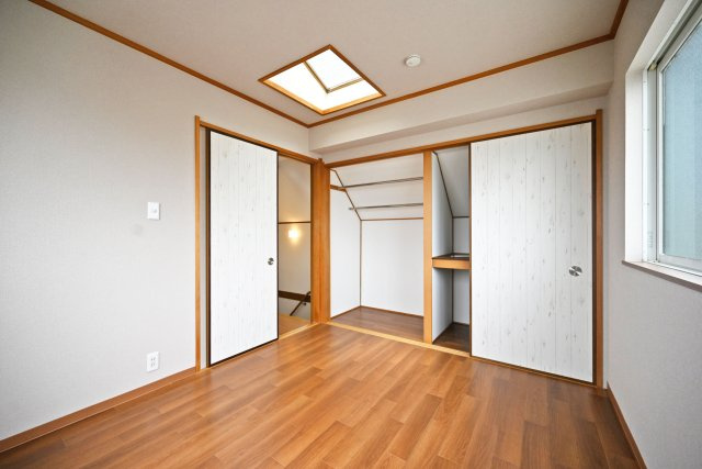 尼崎市南武庫之荘9丁目中古戸建│4SLDKの洋室|-3階洋室5.2帖-
収納スペースが充実した洋室で、衣類や日用品をすっきり整理でき、居住空間を広く快適に使える設計です。
