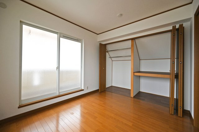 尼崎市南武庫之荘9丁目中古戸建│4SLDKの洋室|-3階洋室5.2帖-
バルコニーに面した洋室。大きな窓から陽光が差し込み、明るく開放感のある空間です。