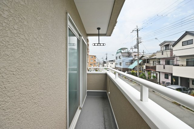 尼崎市南武庫之荘9丁目中古戸建│4SLDKのバルコニー|-2階バルコニー-
洗濯物や布団干しにも十分なスペースがあり、実用性の高い快適な屋外空間です。