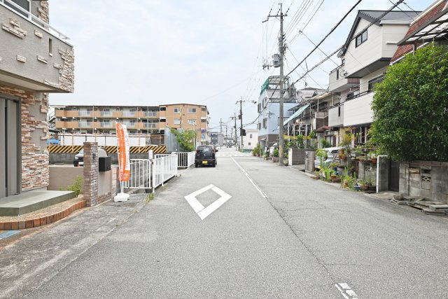 尼崎市南武庫之荘9丁目中古戸建│4SLDKの前面道路含む現地写真|前面道路は西側5.4ｍ公道です。