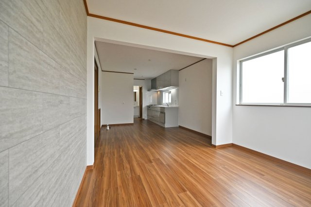 尼崎市南武庫之荘9丁目中古戸建│4SLDKの居間・リビング|家具の配置がしやすい設計で、生活スペースを広く確保できる使い勝手の良いLDKです。