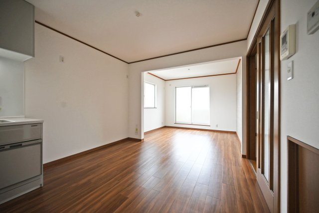 尼崎市南武庫之荘9丁目中古戸建│4SLDKの居間・リビング|採光を確保しやすい2階リビング。明るい光が差し込み、日中は心地よい空間でくつろぎの時間を過ごせます。