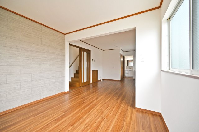 尼崎市南武庫之荘9丁目中古戸建│4SLDKの居間・リビング|さりげないアクセントクロスが、リビングに個性と奥行きをプラス。シンプルな内装に程よいデザイン性を加えています。