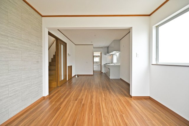 尼崎市南武庫之荘9丁目中古戸建│4SLDKの居間・リビング|木目のフローリングとやさしい色合いのクロスが調和した、温もりを感じられるリビング空間。シンプルな内装のため、お好みの家具やインテリアが美しく映えます。