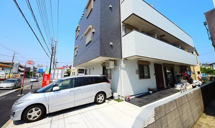 イーセブン湘南の駐車場