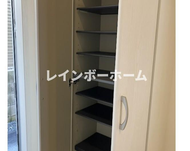 レオ伍捨壱番館の玄関