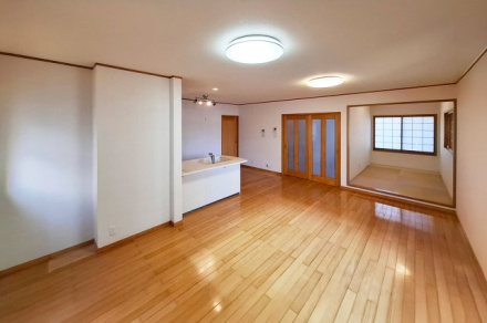 貝塚市東山1丁目　中古戸建の居間・リビング|約17帖