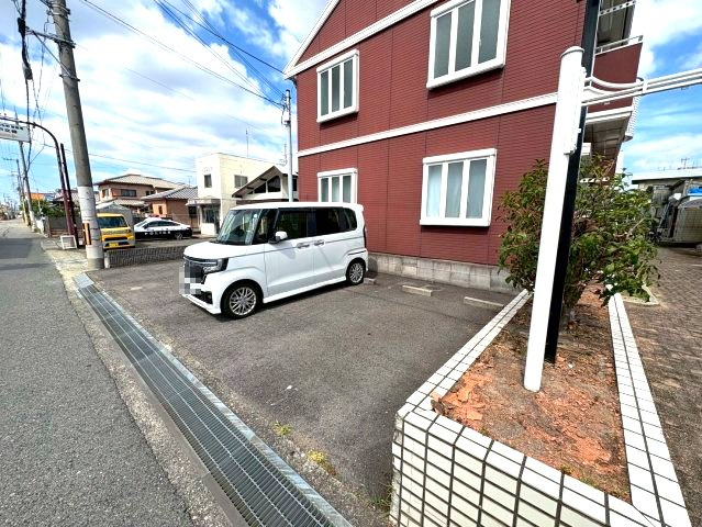 コーポ・ツインチェリーA棟の駐車場