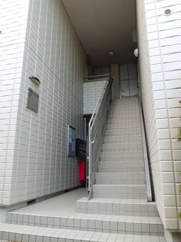 パルコート１８のエントランス|屋根付の共用階段　気楽な１フロア２住戸