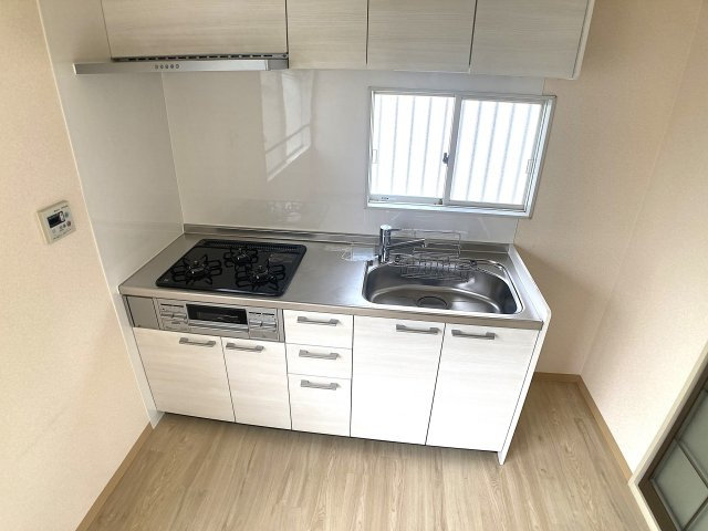 フレグランス南五葉のキッチン|システムキッチン、3口ガスコンログリル付き