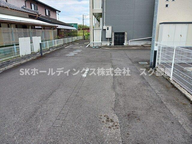 グランシャリオ　ジュモーの駐車場