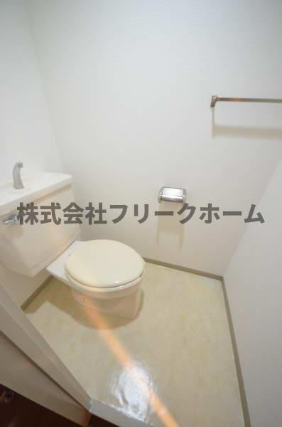 三鷹市新川６丁目の賃貸マンションのトイレ
