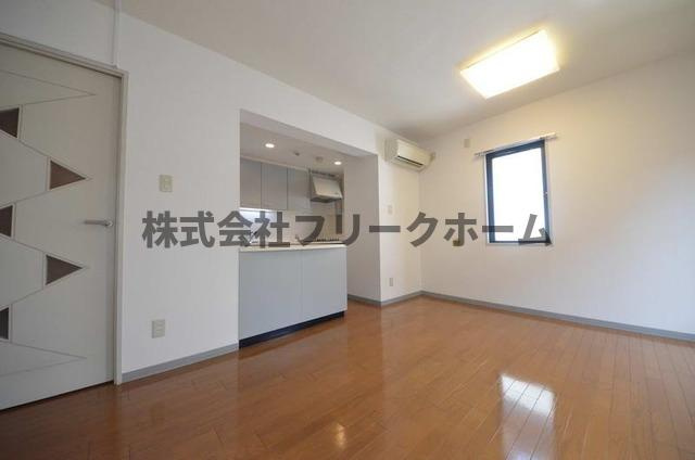 三鷹市新川６丁目の賃貸マンションの居間・リビング