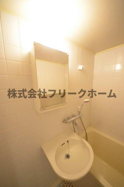 三鷹市新川６丁目の賃貸マンションの洗面所