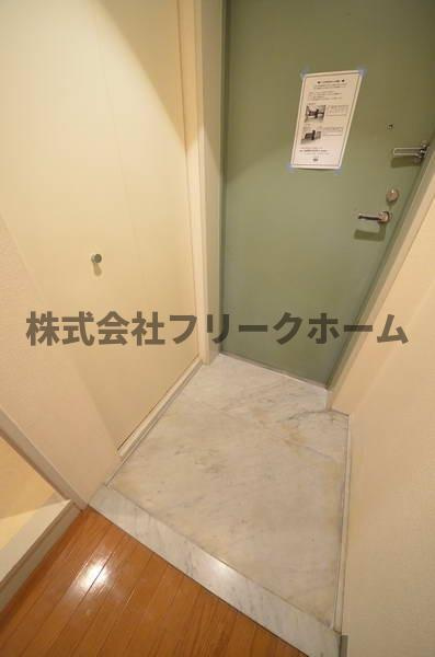 三鷹市新川６丁目の賃貸マンションの玄関