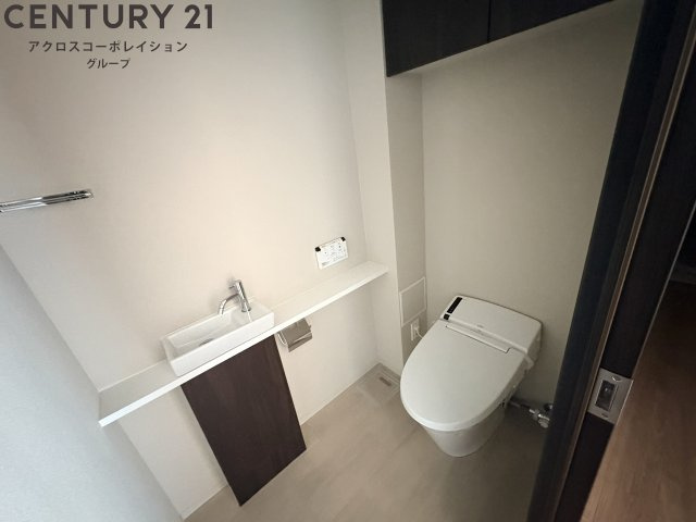 温水洗浄便座付きのトイレです♪